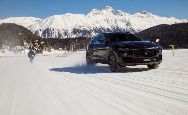 Récord Guinness con un snowboard y un Maserati Levante