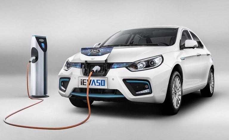 El JAC iEV A50 es una berlina eléctrica low cost… Para China