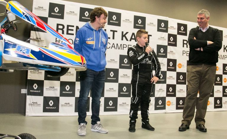 Fernando Alonso, con los pequeños campeones de Kart