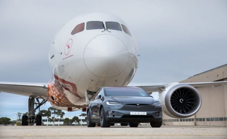 Un Tesla Model X consigue remolcar un Boeing 787-9 Dreamliner