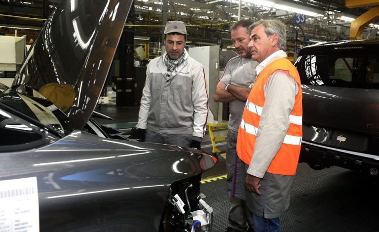 Carlos Sainz visita la fábrica de PSA Vigo