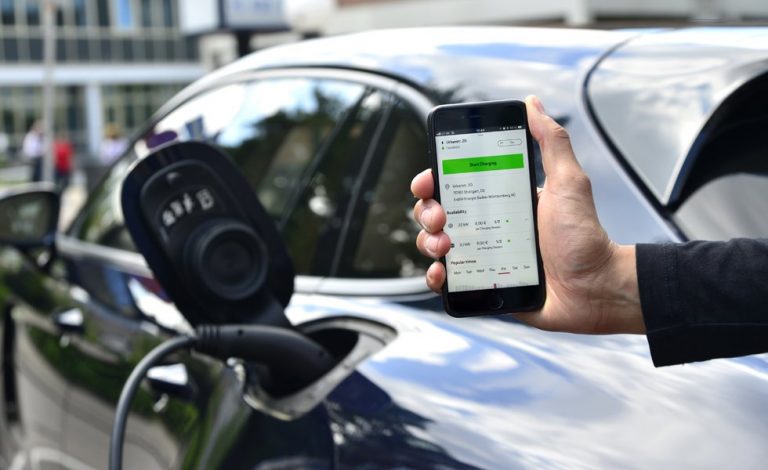 Porsche lanza una app que simplifica el proceso de carga de los eléctricos