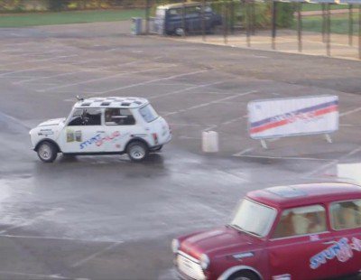 Record Guinness aparcamiento marcha atrás en paralelo