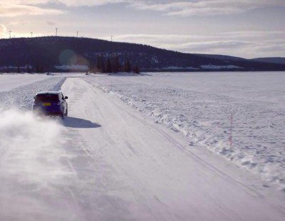 Así se pilota un Range Rover Sport SVR sobre el hielo