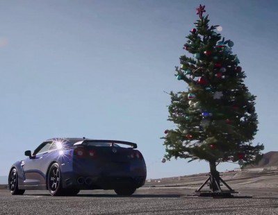 Desmontando el arbol de navidad con un Nissan GT-R