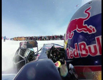 Max Verstappen se lo pasa en grande con su RedBull en la nieve