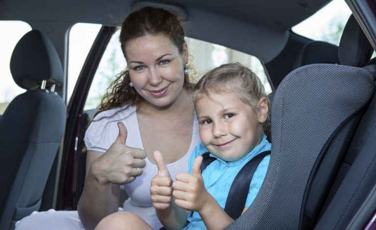 ¿Cuál es la multa por no llevar a mi hijo de 9 años en un elevador o en una silla?