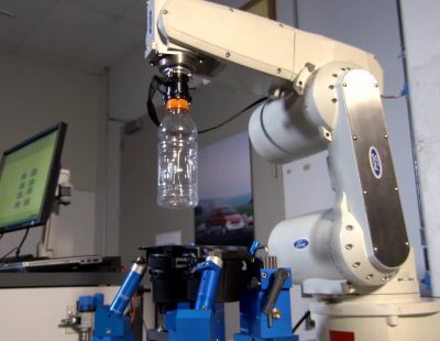 Así prueba el robot Ruth los posavasos de Ford
