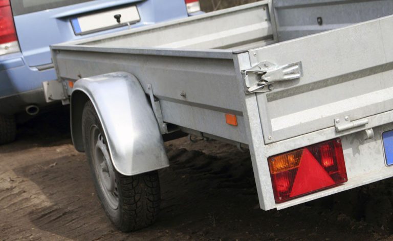 Tengo un negocio y para transportar cosas utilizo un pequeño remolque. ¿debe estar matriculado y asegurado?