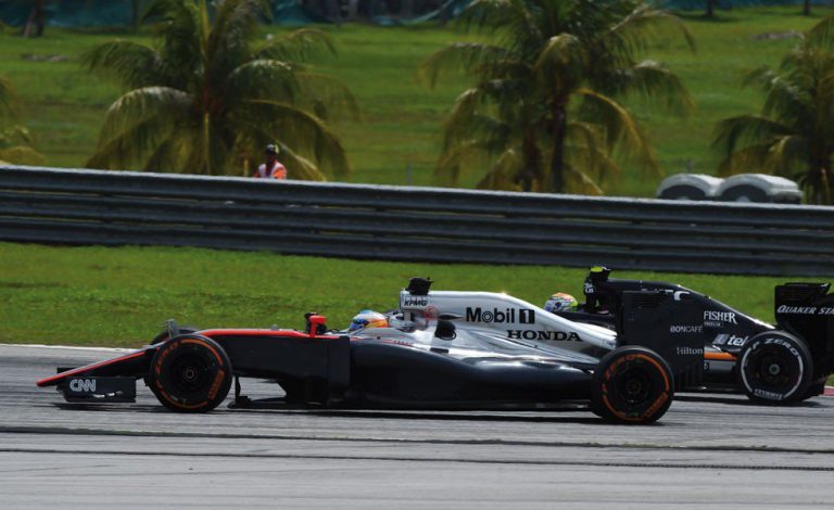 Fenando Alonso: «Ni un huracán movería el coche a esa velocidad»