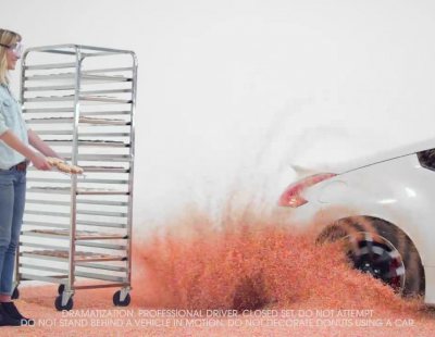 Un Nissan 370Z decora donuts haciendo donuts