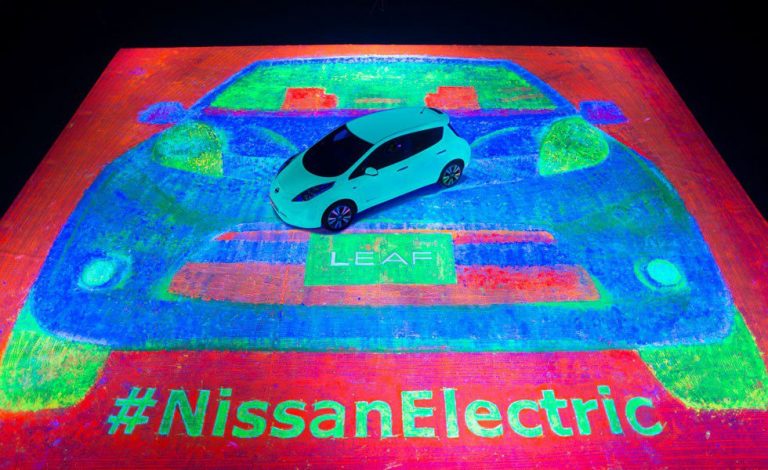 Nissan Leaf, el cuadro con pintura brillante más grande del mundo