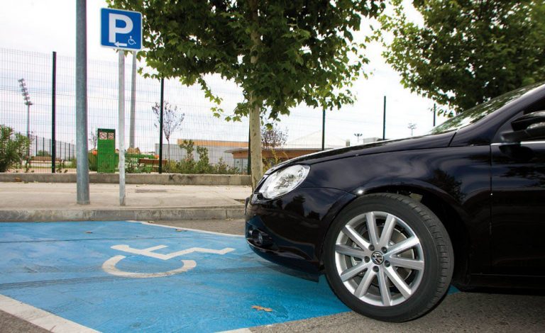 Sanción por falsificar una tarjeta de aparcamiento para discapacitados
