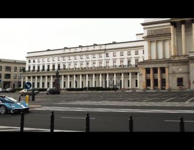 Arrinera Hussarya GT por las calles de Varsovia