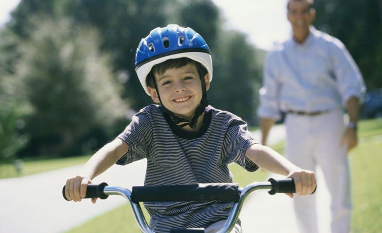 ¿Me pueden multar por llevar a mi hijo de 10 años sin casco en la bicicleta?