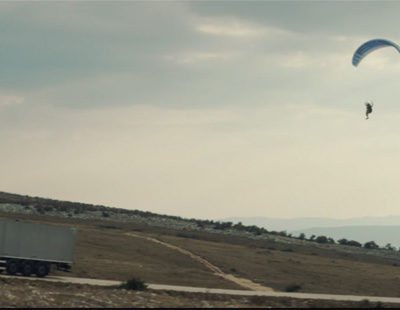 El pasajero volador, by Volvo Trucks