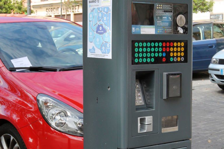 ¿Pueden embargarme el salario por el impago de una multa de la ORA?