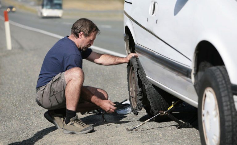 ¿Qué debo hacer si tengo un reventón en la vía pública?