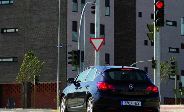 ¿A qué multa me enfrento por pasar un semáforo en rojo?