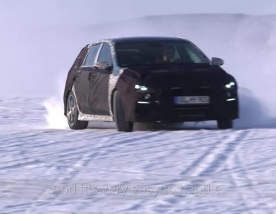 El deportivo Hyundai i30 N en las heladas carreteras de Suecia.