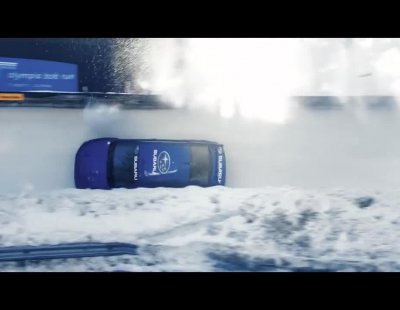 Mark Higgins en un Subaru WRX STI dentro de un circuito de bobsleigh