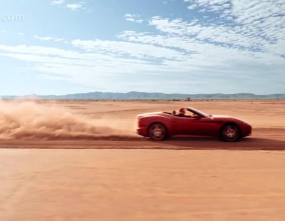 El Ferrari California T se pasea de noche y de día por Australia