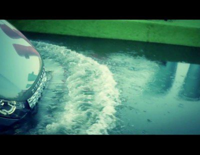 El Land Rover Discovery Sport en barco por el Sena