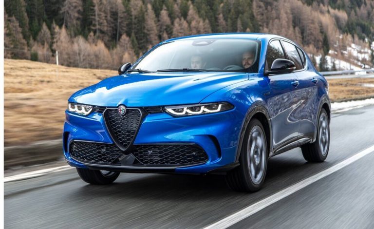 Valtteri Bottas y Guanyu Zhou se ponen al volante del Alfa Romeo Tonale