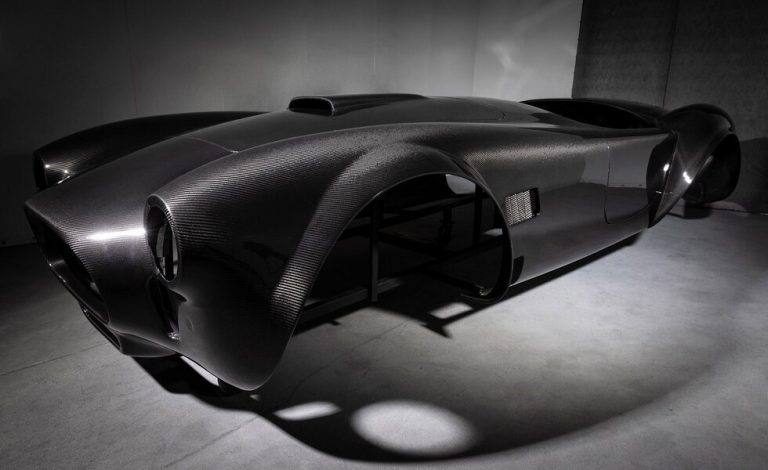 Shelby American y Classic Recreations crean diez Cobras de fibra de carbono