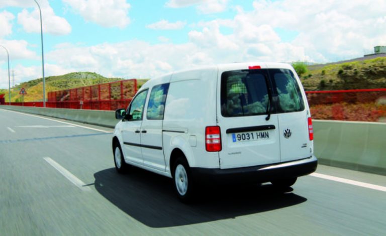 Trabajo como repartidor con mi vehículo. ¿Puedo exigir a mi empresa que pague las reparaciones y revisiones del coche?