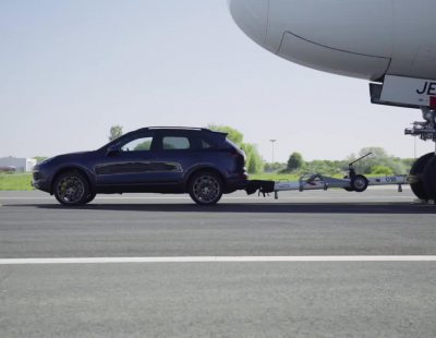 El nuevo Porsche Cayenne remolca las 285 toneladas del Airbus A380