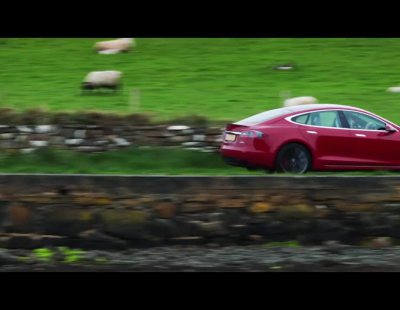 Tesla se pasea por las verdes praderas irlandesas