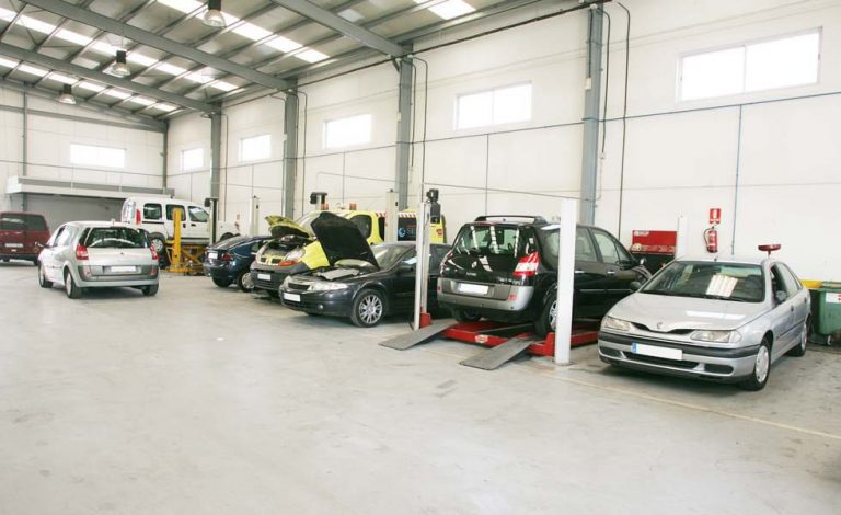 ¿Me pueden cobrar si tardo en recoger el coche del taller unos días?