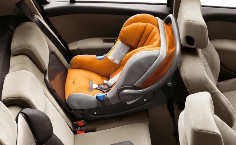 ¿Hay una norma para colocar las sillas infantiles?