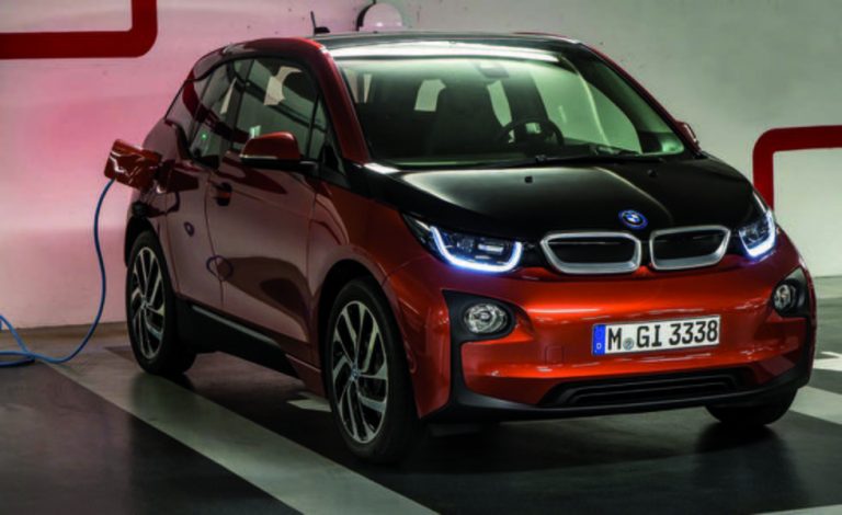 ¿Puede un vecino cargar su coche eléctrico con coste a la comunidad?