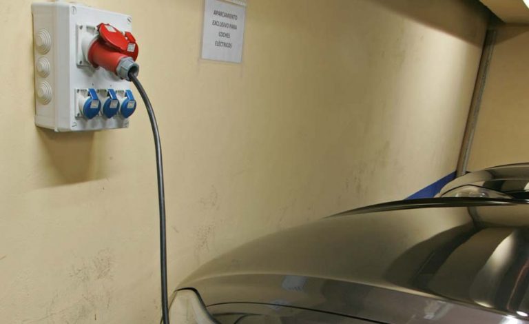 ¿Puedo poner un punto de recarga en el garaje comunitario?