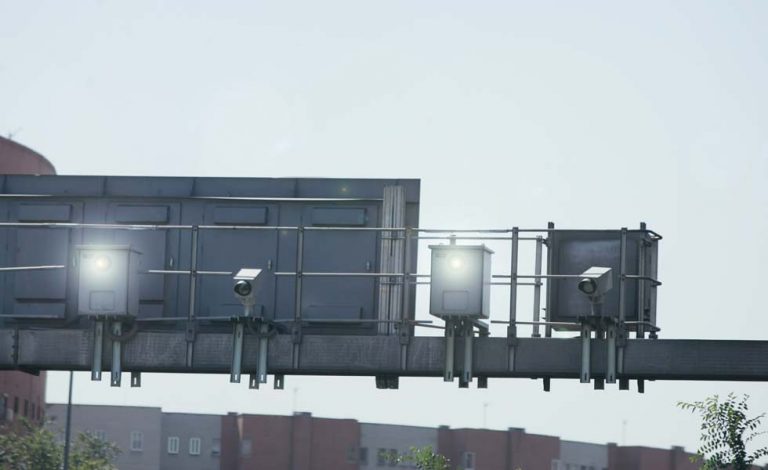 ¿Se puede recurrir una multa si no se ve claramente la matrícula del vehículo?