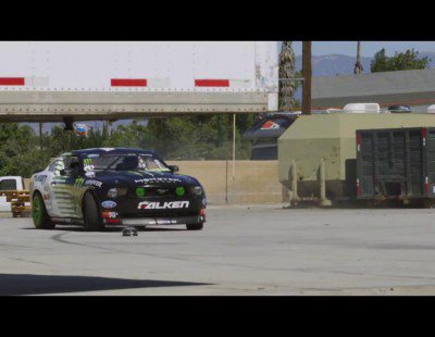 Vaughn Gittin Jr. persiguiendo un coche de R/C