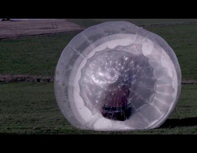 Nissan crea la esfera más grande y mete un coche dentro