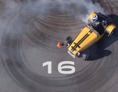 Chris Hoy consigue el record de donuts en 60 segundos al volante de un Caterham Seven