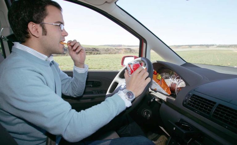 Comer al volante