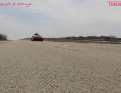 El Hennessey Dodge Challenger Hellcat transporta el árbol navideño más rapido del mundo