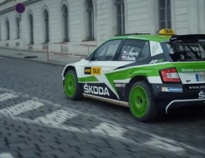 Skoda convierte su Fabia R5 de rally en un taxi por la ciudad de Praga