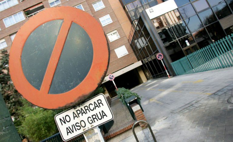 Señal de estacionamiento y carga y descarga ¿qué prohíbe? Señal de estacionamiento y carga y descarga ¿qué prohíbe?