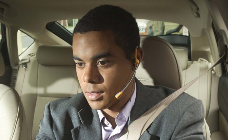 ¿Se puede conducir usando un solo auricular?