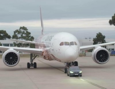 Un Tesla Model X consigue batir un nuevo récord remolcando un avión de 130 toneladas