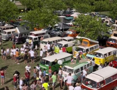 Miles de personas celebran la 15 edición del FurgoVolkswagen