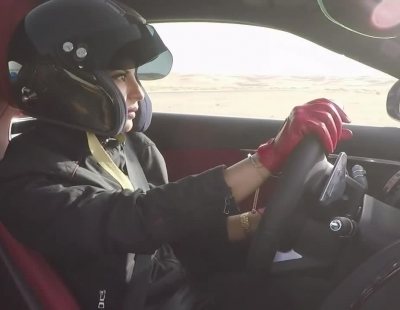La piloto de carreras Aseel Al-Hamad conduce por primera vez en Arabia Saudí un Jaguar F-Type