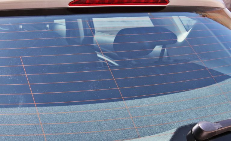 ¿Para qué sirven las rayas horizontales de la luneta trasera de mi coche? ¿Para qué sirven las rayas horizontales de la luneta trasera de mi coche?