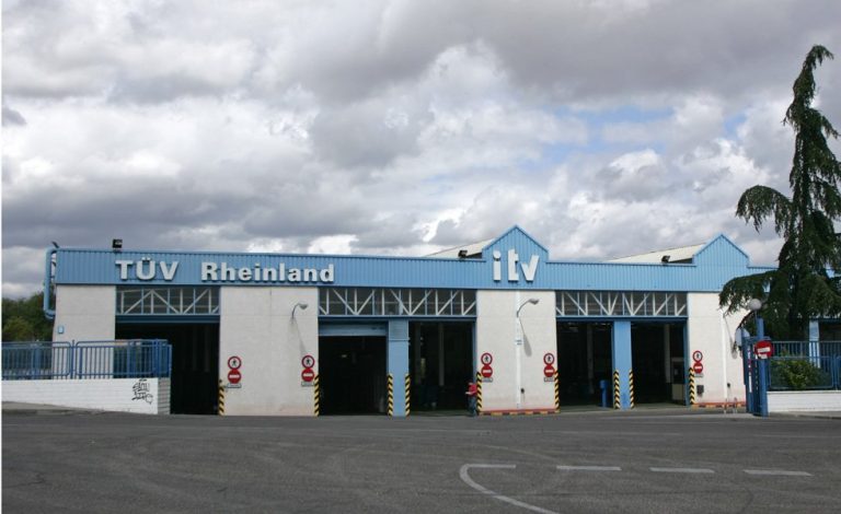 ¿Puedo pasar la ITV en dos estaciones a la vez?